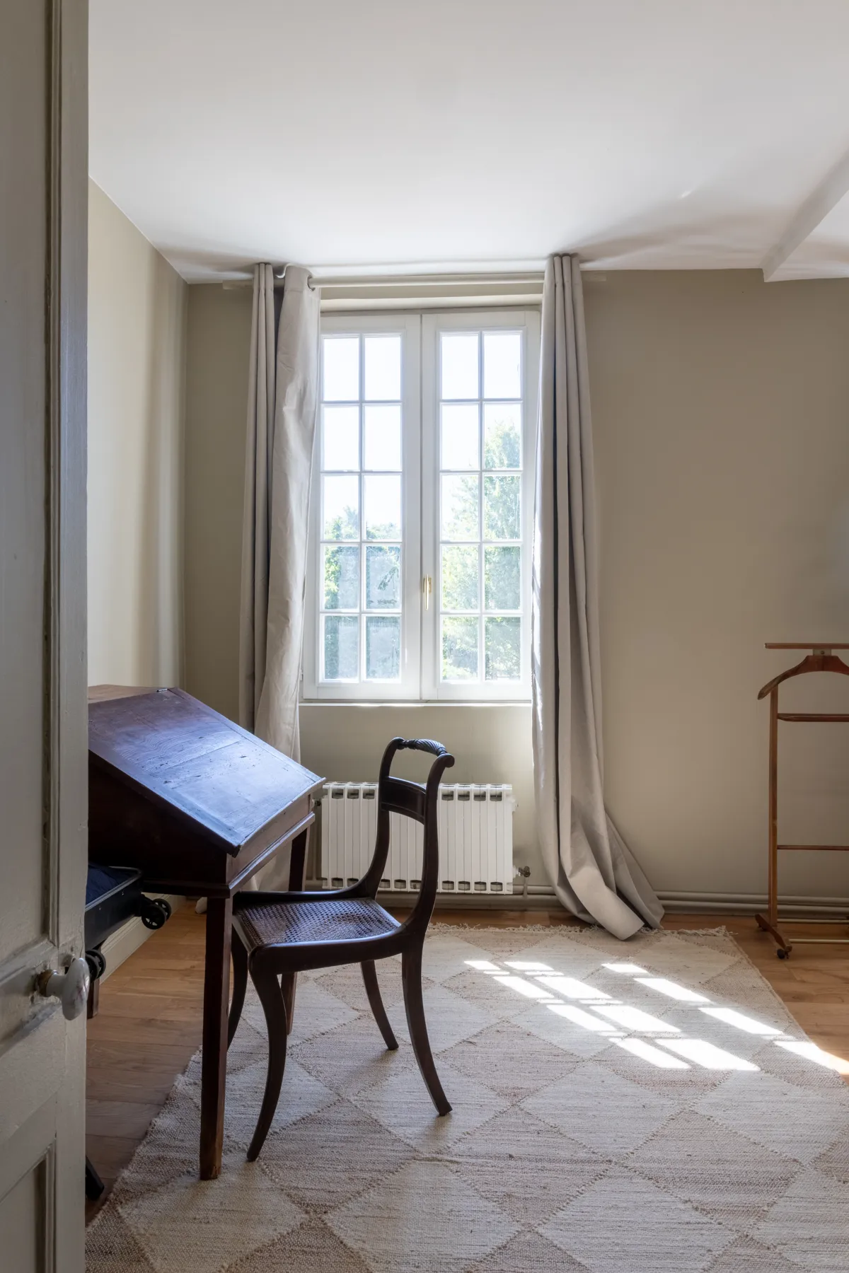 La chambre des Boiseries, coin bureau en bois ancien