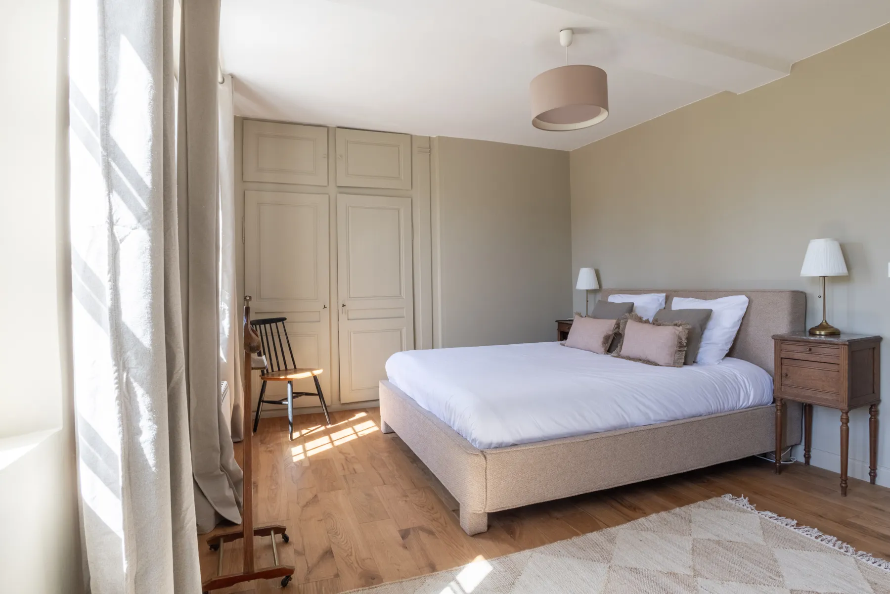 La chambre des Boiseries, grand lit et panneaux anciens