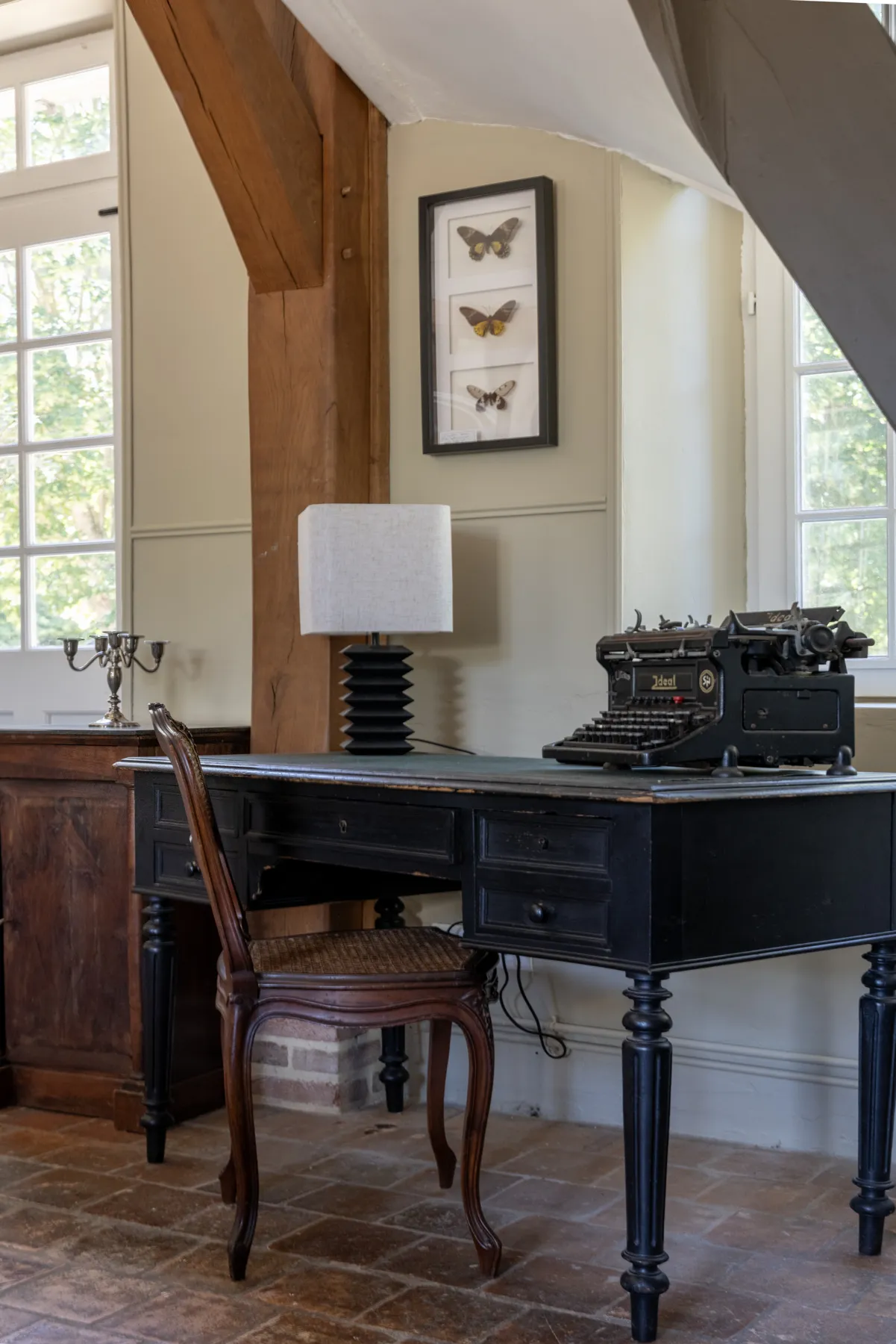 Bureau ancien et machine à écrire sous les colombages