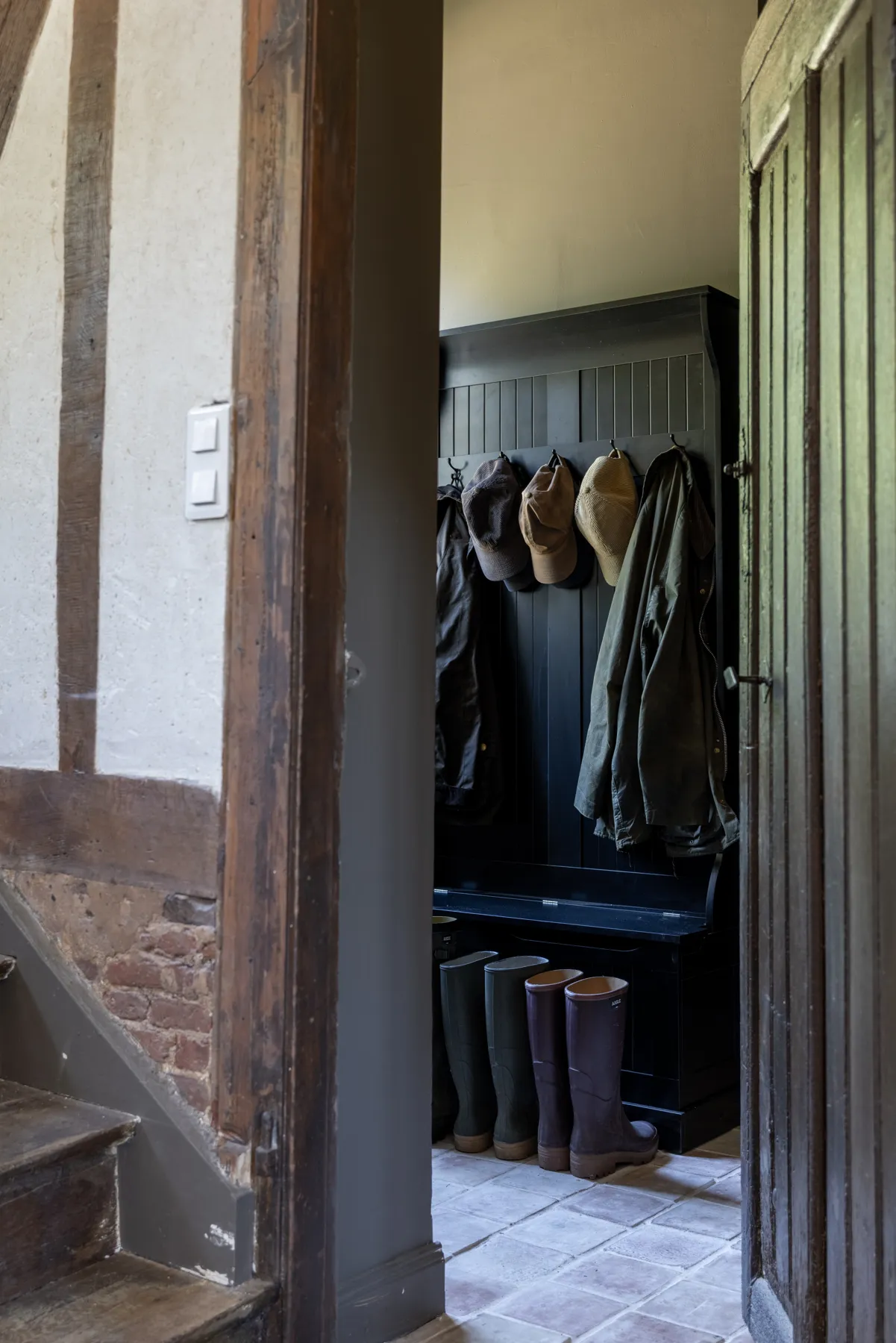 Vestiaire de l'entrée, patères et banc