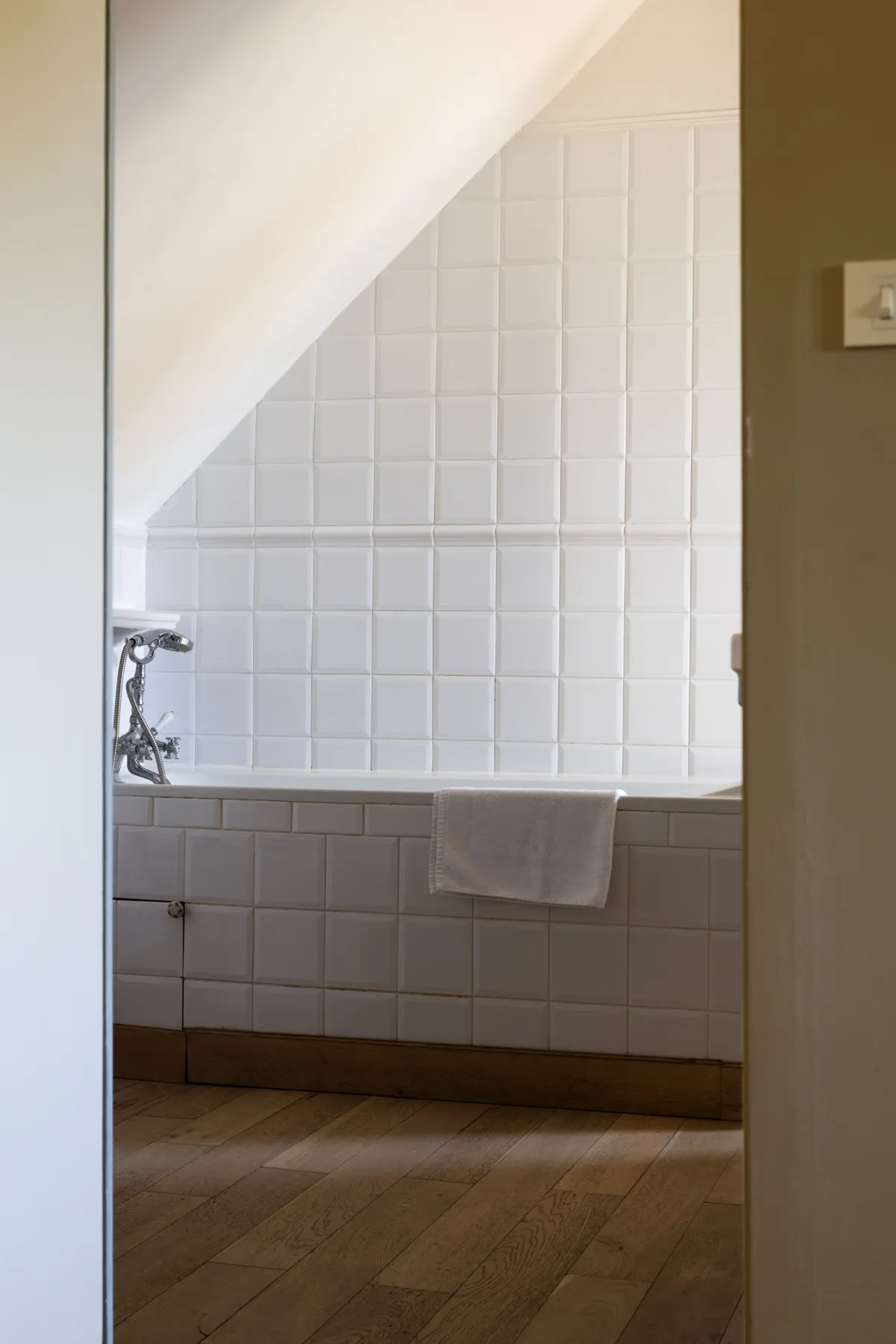 La salle de bains de la suite, carrelage blanc