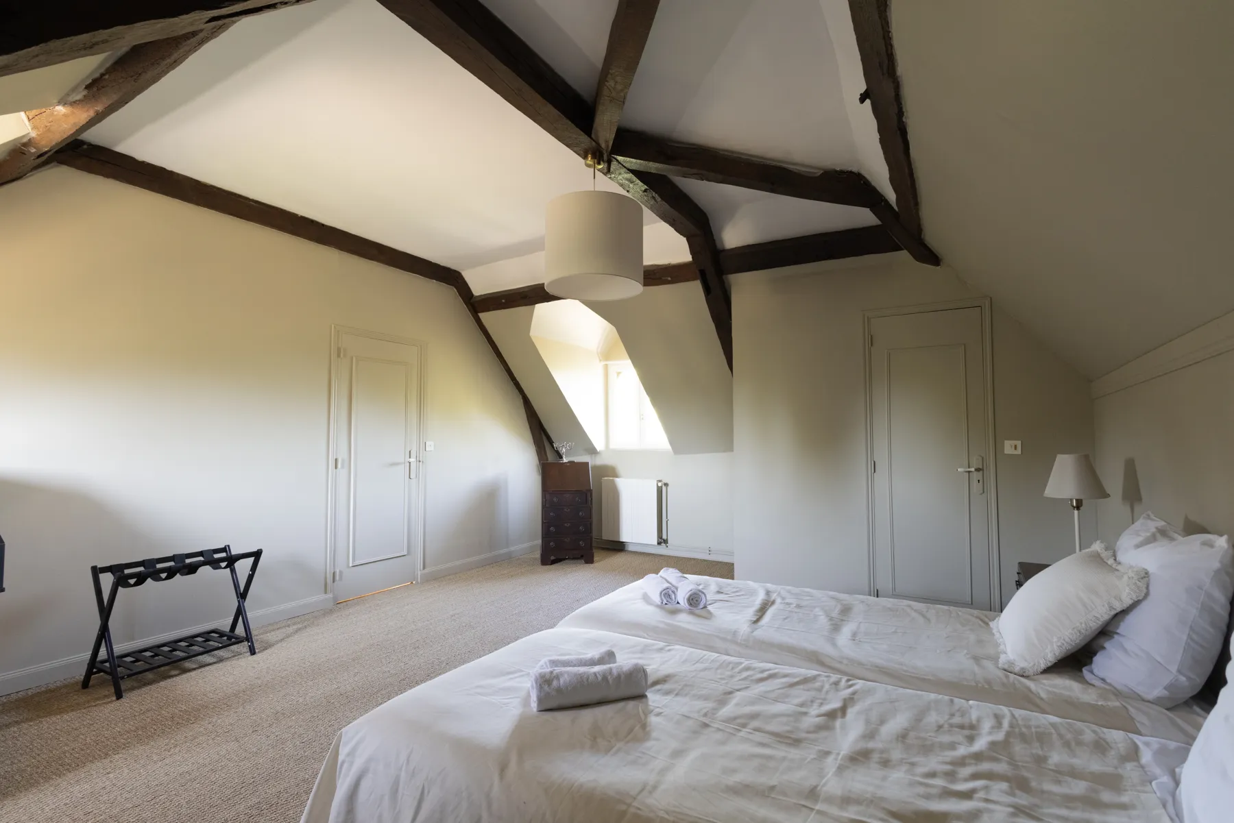 La chambre de la Charpente, grand lit sous la charpente ancienne