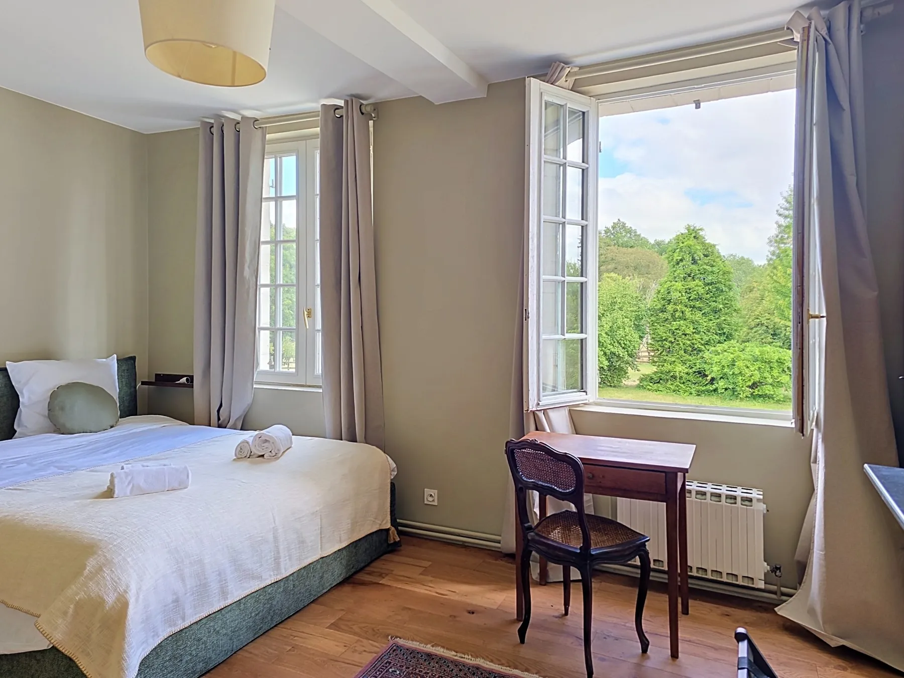La chambre des Prés, lit double et vue sur la campagne