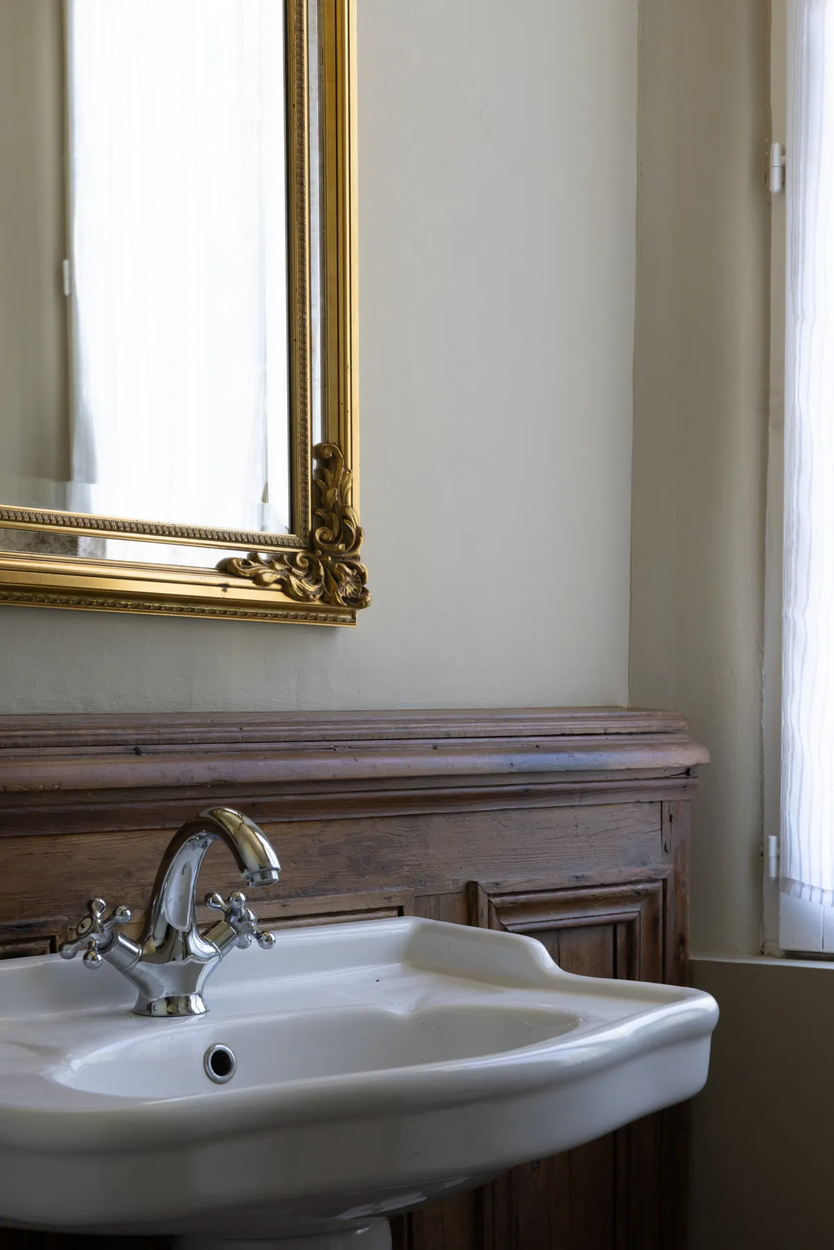 Salle d'eau, lavabo ancien et miroir doré