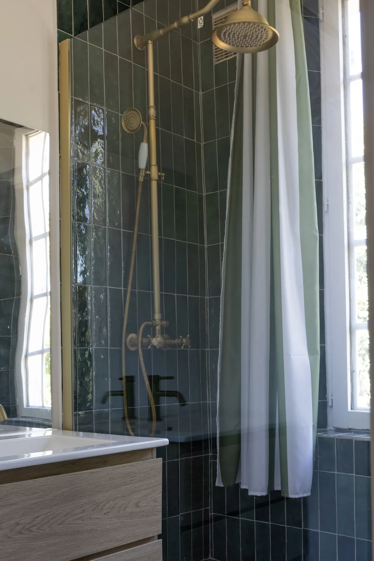 Douche en zellige vert et robinetterie laiton